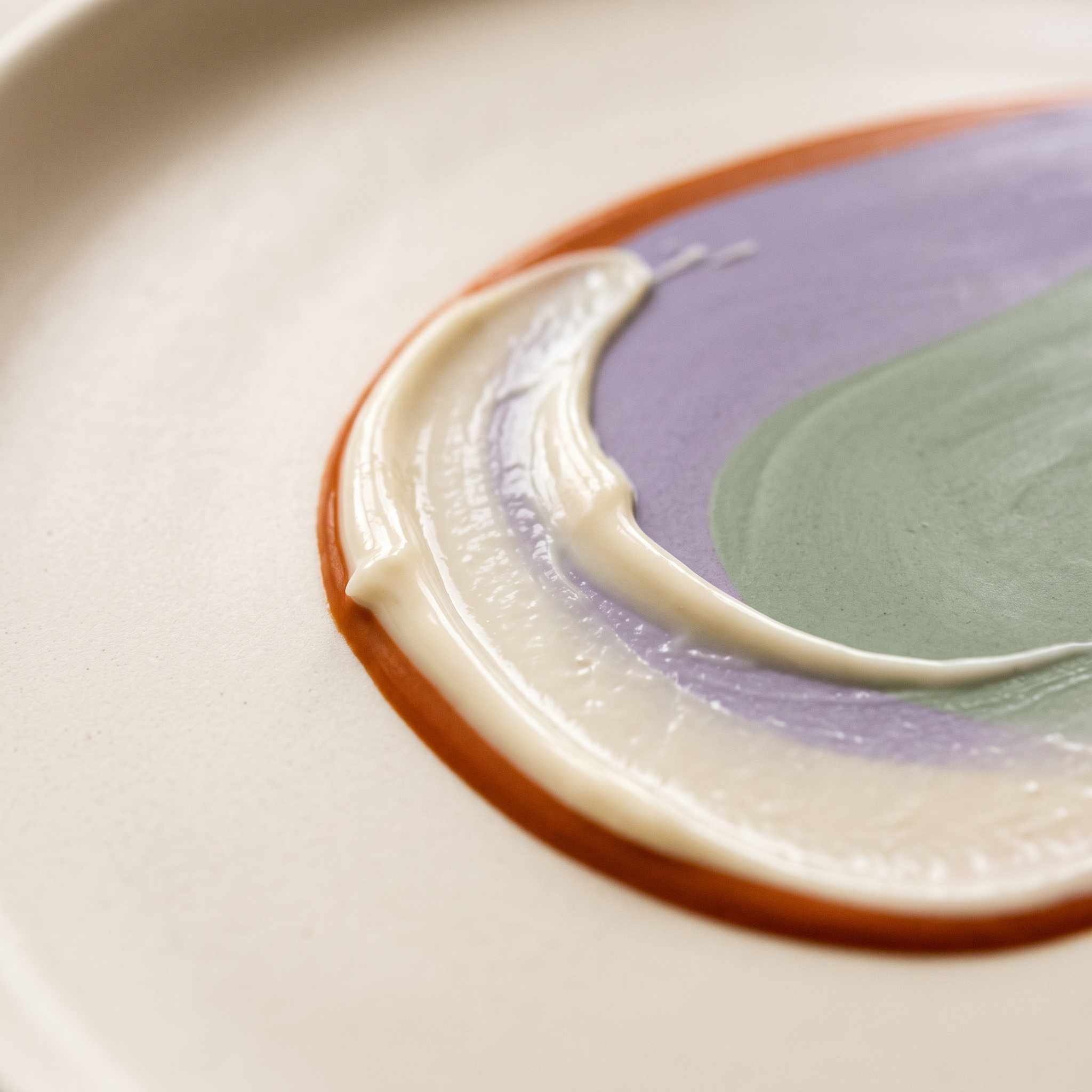 Composição de campanha com textura cremosa de skincare